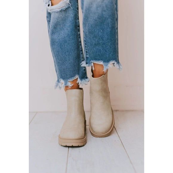 $75 NEW Soda Pilot Lug Sole Low Heel Chelsea 11 Fashion Ankle Bootie - Beige - Picture 8 of 10